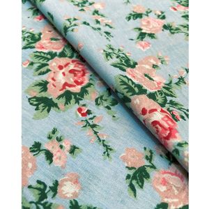 Tecido-tricoline-estampado-floral-rosa-fundo-azul-celeste
